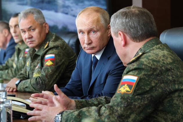 Bilder des Jahres 2020, News 09 September News Themen der Woche KW39 News Bilder des Tages ASTRAKHAN REGION, RUSSIA - SEPTEMBER 25, 2020: Valery Gerasimov, Russia s First Deputy Defence Minister and Chief of the General Staff of the Russian Armed Forces, Russia s President Vladimir Putin, and Russia s Defence Minister Sergei Shoigu (R-L) attend the Kavkaz-2020 Caucasus 2020 military drills at the Kapustin Yar training ground. Military units from Armenia, Belarus, China, Myanmar, and Pakistan take part in the drills. Mikhail Klimentyev Russian Presidential Press and Information Office TASS  TS0E85BD