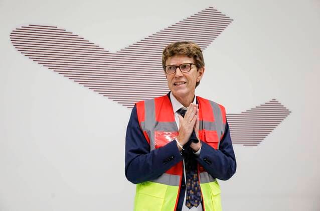 Bilder des Jahres 2020, News 09 September News Themen der Woche KW39 News Bilder des Tages BER Terminal 2 betriebsbereit Schoenefeld, DEU, 25.09.2020 - Engelbert Luetke Daldrup, Vorsitzender der Geschaeftsfuehrung der Flughafen Berlin Brandenburg GmbH im fertiggestellten Terminal 2 des BER Flughafens. Es hat eine Kapazitaet von 6 Millionen Passagieren jaehrlich. Aufgrund der eingebrochenen Passagierzahlen wird das neue Terminal erst zum Sommerflugplan 2021 in Betrieb genommen. Schoenefeld Brandenburg Deutschland *** BER Terminal 2 ready for operation Schoenefeld, DEU, 25 09 2020 Engelbert Luetke Daldrup, Chairman of the Management Board of Flughafen Berlin Brandenburg GmbH in the completed Terminal 2 of BER Airport It has a capacity of 6 million passengers per year Due to the slump in passenger numbers, the new terminal will not