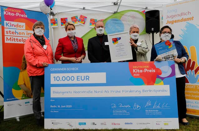 Germany, Berlin, Minister of Family Affairs Giffey hands over 10 000 Euro cheque to Spandau winner of the German Childcare Prize 2020