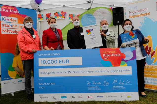 Germany, Berlin, Minister of Family Affairs Giffey hands over 10 000 Euro cheque to Spandau winner of the German Childcare Prize 2020