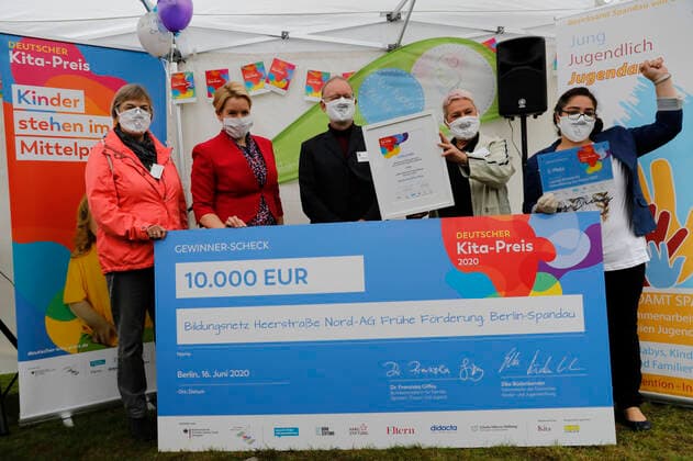 Germany, Berlin, Minister of Family Affairs Giffey hands over 10 000 Euro cheque to Spandau winner of the German Childcare Prize 2020
