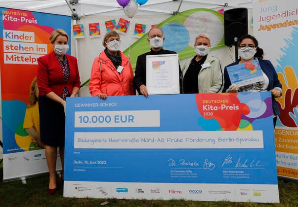 Germany, Berlin, Minister of Family Affairs Giffey hands over 10 000 Euro cheque to Spandau winner of the German Childcare Prize 2020