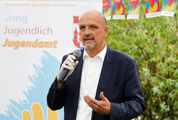 Berlin Spandau District Councilor Stephan Machulik, Germany, Berlin, Minister of Family Affairs Giffey presents 10,000 euros cheque to Spandau winner of the German Childcare Prize 2020