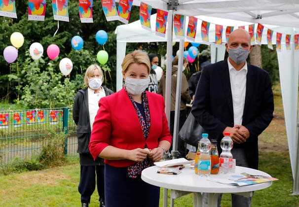 Franziska Giffey Federal Minister for Family Affairs, Senior Citizens, Women and Youth, Berlin Spandau County Council Stephan Machulik, Germany, Berlin, Minister for Family Affairs Giffey presents 10,000 euros cheque to Spandau winner of the German Childcare Prize 2020
