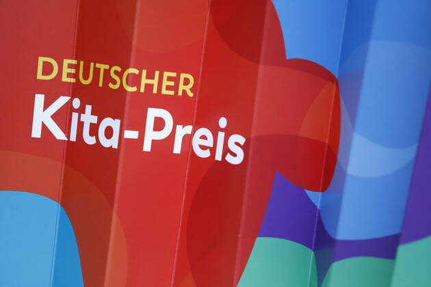 Germany, Berlin, Minister of Family Affairs Giffey hands over 10 000 Euro cheque to Spandau winner of the German Childcare Prize 2020