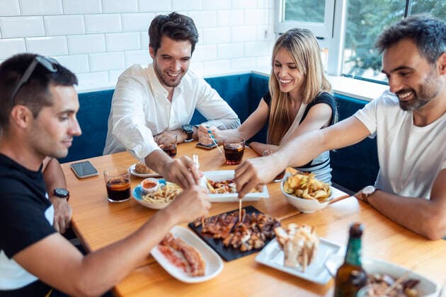 IMAGO Creative, Food, Tapas Friends having meal in restaurant model released Symbolfoto property released JSRF01114