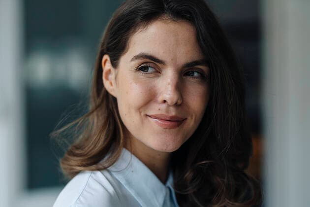 IMAGO Creative: 2021 Favoriten IMAGO Creative: Corporate: Klimaschutz, Digitalisierung und Urbanisierung Businesswoman smiling while standing at office model released Symbolfoto property released KNSF08504