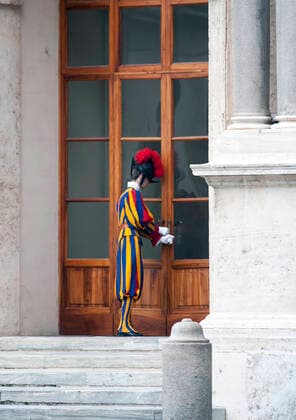NO FRANCE - NO SWITZERLAND: Sept. 25, 2020 : a Swiss guard closes one of the gates before the arrival of the Polish president Andrzej Duda at the St. Damaso courtyard to meet with Pope Francis at the Vatican  Copyright: x AlessiaxGiuliani CPPx xIPAx x CatholicxPressxPhotox