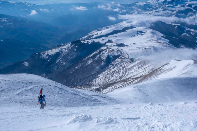 Man cross-country skiing on Mount Vettore in Umbrian, Italy model released Symbolfoto LOMF01180