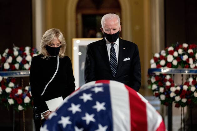 Bilder des Jahres 2020, News 09 September News Themen der Woche KW39 News Bilder des Tages September 25, 2020, Washington, District of Columbia, USA: Former United States Vice President Joe Biden, the Democratic Party candidate for President, right, and his wife Dr. Jill Biden, left, attend a ceremony where Justice Ruth Bader Ginsburg lies in state in Statuary Hall of the Capitol in Washington, DC on September 25, 2020 Washington USA - ZUMAs152 20200925_zaa_s152_228 Copyright: xErinxSchaffx-xPoolxViaxCnpx