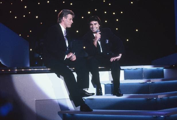 Moderator Frank Papke , l-r, und Saenger Roy Black posiert bei der Musikrevue am 14.09.1990 *** Moderator Frank Papke, l-r, and singer Roy Black poses at the music revue on 14 09 1990