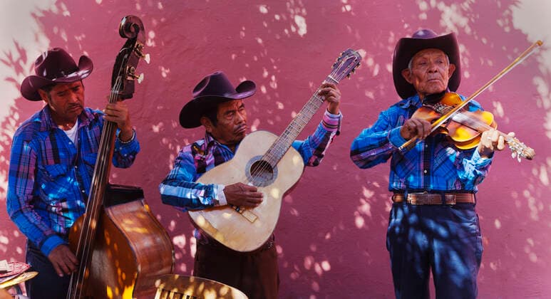 MEXICAN STREET MUSICIANS preforming SAN MIGUEL DE ALLENDE, MEXICO McPLOV McPLOV