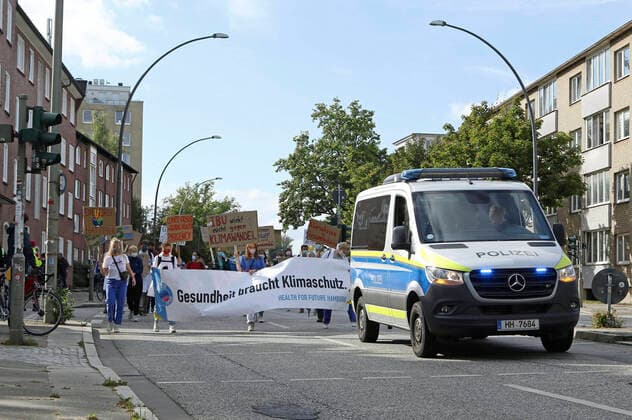 Demonstration of Fridays For Future under the motto No degrees further at the 6 Global Climate Strike Hamburg, 25 09 2020 Foto:xC.xTamckex xFuturexImage