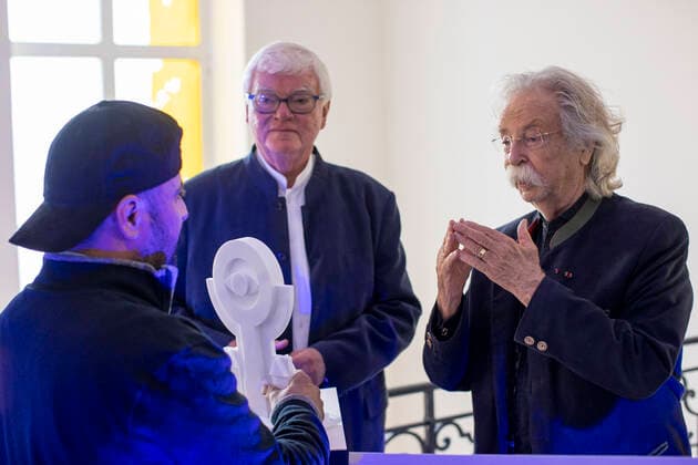 25 09 2020 , Essen , Presentation of the Police Award to courageous helpers at the police headquarters in Essen at Büscherstraße 2 6 Professor Bodo Hombach and Jean Pütz present the Police Award to Havel Isso Jangler