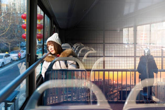 IMAGO Creative: Countdown bis Weihnachten, Nach Hause reisen Young girls full of hope for a better life in the future, the journey of pulling luggage, double exposure.  825799065785073772 ,model released, Symbolfoto