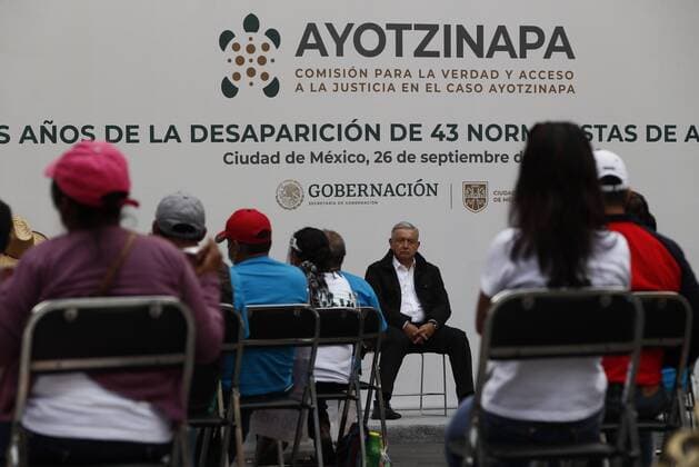 The president of Mexico, Andres Manuel Lopez Obrador listens today to the parents of the 43 disappeared students from Ayotzinapa, during a meeting at the National Palace, in Mexico City, Mexico 26 September 2020. Six years after the serious human rights violations committed against the 43 disappeared students of Ayotzinapa, the Office in Mexico of the United Nations High Commissioner for Human Rights (UN-DH) recognized the important achievements made so far of the administration of President Andres Manuel Lopez Obrador. UN-DH asks to continue efforts to achieve truth and justice in Ayotzinapa !ACHTUNG: NUR REDAKTIONELLE NUTZUNG!  Copyright: xJoséxMéndezx MEX7870 20200926-637367461824279956