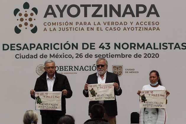 The president of Mexico, Andres Manuel Lopez Obrador (L) and the undersecretary of Human Rights, Alejandro Encinas (C), meet today with the parents of the 43 disappeared students of Ayotzinapa, during a meeting at the National Palace, in Mexico City, Mexico 26 September 2020. Six years after the serious human rights violations committed against the 43 disappeared students of Ayotzinapa, the Office in Mexico of the United Nations High Commissioner for Human Rights (UN-DH) recognized the important achievements made so far of the administration of President Andres Manuel Lopez Obrador. UN-DH asks to continue efforts to achieve truth and justice in Ayotzinapa !ACHTUNG: NUR REDAKTIONELLE NUTZUNG!  Copyright: xJoséxMéndezx MEX7874 20200926-637367462479011035