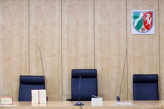 23 09 2020 Münster hearing, trial at the Higher Administrative Court NRW hall with NRW logo empty chairs view into the hall