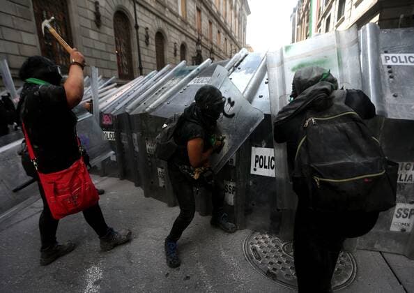 Demonstrators of feminist groups confront the police during a protest in Mexico City, Mexico, 27 September 2020. Feminist protest in Mexico City !ACHTUNG: NUR REDAKTIONELLE NUTZUNG!  Copyright: xSashenkaxGutiéerezx MEX7967 20200928-637368571558432607