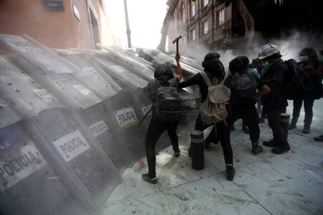 Demonstrators of feminist groups confront the police during a protest in Mexico City, Mexico, 27 September 2020. Feminist protest in Mexico City !ACHTUNG: NUR REDAKTIONELLE NUTZUNG!  Copyright: xSashenkaxGutiéerezx MEX7971 20200928-637368572169008086