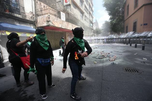 Demonstrators of feminist groups confront the police during a protest in Mexico City, Mexico, 27 September 2020. Feminist protest in Mexico City !ACHTUNG: NUR REDAKTIONELLE NUTZUNG!  Copyright: xSashenkaxGutiéerezx MEX7973 20200928-637368572182289512