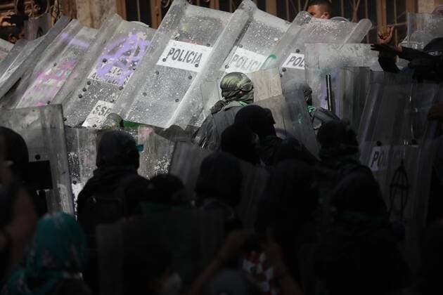 Demonstrators of feminist groups confront the police during a protest in Mexico City, Mexico, 27 September 2020. Feminist protest in Mexico City !ACHTUNG: NUR REDAKTIONELLE NUTZUNG!  Copyright: xSashenkaxGutiéerezx MEX7978 20200928-637368572195258427