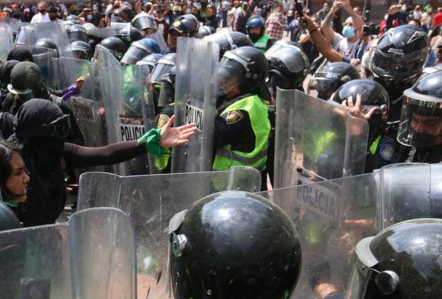 Demonstrators of feminist groups confront the police during a protest in Mexico City, Mexico, 27 September 2020. Feminist protest in Mexico City !ACHTUNG: NUR REDAKTIONELLE NUTZUNG!  Copyright: xJosexPazosx MEX8011 20200928-637368572862060153