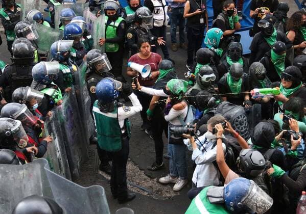 Demonstrators of feminist groups confront the police during a protest in Mexico City, Mexico, 27 September 2020. Feminist protest in Mexico City !ACHTUNG: NUR REDAKTIONELLE NUTZUNG!  Copyright: xJosexPazosx MEX8014 20200928-637368573512291244
