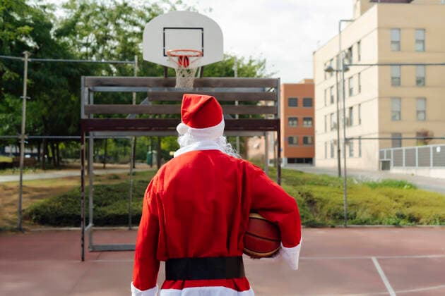 santa claus ready to play a basketball game Madrid, Community of Madrid, Spain CR_IVAR200927-511261-01 ,model released, Symbolfoto