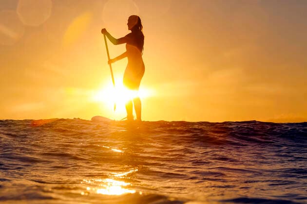 IMAGO Creative: Reflexionen - Sport Female sup surfer at sunset time Vladivostok, Primorsky Krai, Russia CR_KOTRIN200923A-509483-01 ,model released, Symbolfoto