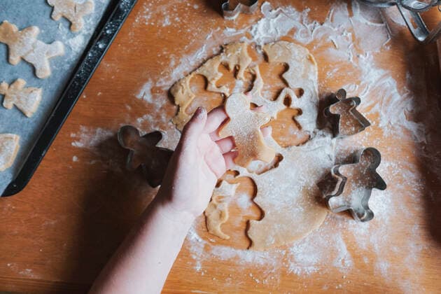 Overhead view of a girl holding an uncooked gingerbread man Hawera, Taranaki, New Zealand CR_LVBS200923-487920-01 ,model released, Symbolfoto
