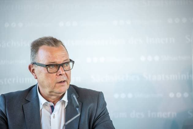 Ostdeutsche Innenminister treffen sich zu Sicherheitskonferenz in Leipzig Die Innenminister von Sachsen, Sachsen-Anhalt, Thüringen und Brandenburg sowie der Innenstaatssekretär von Berlin treffen sich in Leipzig, um über verschiedene Sicherheitsthemen zu beraten. Dabei geht es unter anderem um ein gemeinsames Vorgehen gegen Rechtsextremismus und um die engere Zusammenarbeit im Bereich Verfassungsschutz. Abschluss PK, Michael Stübgen, Innenminister Brandenburg CDU *** East German interior ministers meet for security conference in Leipzig The interior ministers of Saxony, Saxony-Anhalt, Thuringia and Brandenburg and the interior state secretary of Berlin meet in Leipzig to discuss various security issues, including joint action against r