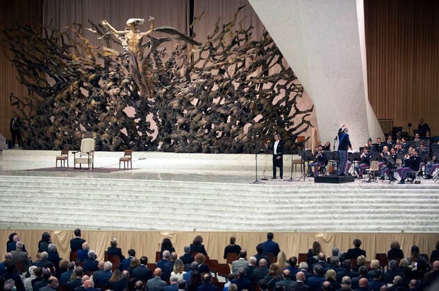 NO FRANCE - NO SWITZERLAND: September 28, 2020 : Pope Francis greets tenor Francesco Grollo during a private audience with members of the Italian Police on in Paul VI hall at the Vatican  Copyright: x AlessiaxGiuliani CPPx xIPAx x CatholicxPressxPhotox