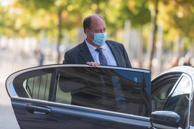 Berlin, Helge Braun leaves Bundestag Germany, Berlin 28 09 2020 In the picture Helge Braun is Federal Minister for Special Tasks, cdu seen leaving the Bundestag after the meeting of the parliamentary group in the German Bundestag Berlin Bundestag Berlin Germany