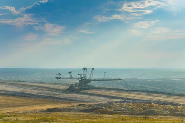 Tagebau Nochten Absetzer 1102 A2Rs-B 15400.120 verteilt den Abraum auf der Rekultivierungsfläche im Tagebau Nochten. Weißwasser Oberlausitz Sachsen GERMANY *** Nochten open pit spreader 1102 A2Rs B 15400 120 distributes the overburden on the recultivation area in the Nochten Weißwasser open pit mine Upper Lusatia Saxony GERMANY