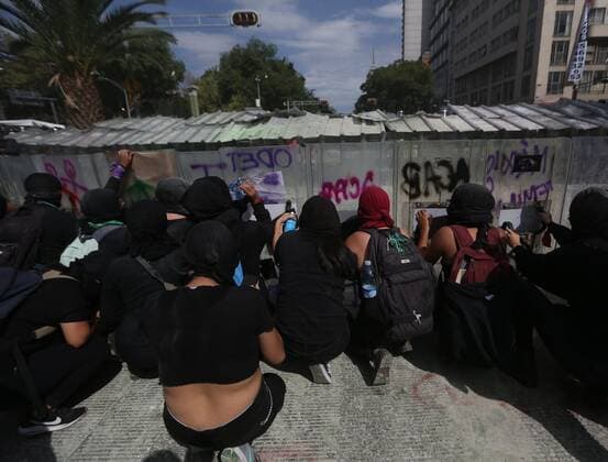 Groups of women clash with the police during a march in favor of safe and legal abortion in Mexico City, Mexico, 28 September 2020. The demonstrations in Mexico coincide this Monday with those in other countries on the World Day for the Decriminalization and Legalization of Abortion. Protest in favor of legal and safe Abortion in Mexico City !ACHTUNG: NUR REDAKTIONELLE NUTZUNG!  Copyright: xSashenkaxGutierrezx MEX8083 20200929-637369511442522518