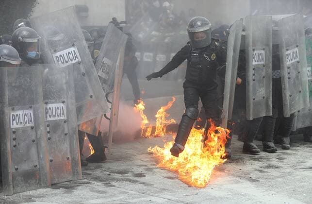 Groups of women clash with the police during a march in favor of safe and legal abortion in Mexico City, Mexico, 28 September 2020. The demonstrations in Mexico coincide this Monday with those in other countries on the World Day for the Decriminalization and Legalization of Abortion. Protest in favor of legal and safe Abortion in Mexico City !ACHTUNG: NUR REDAKTIONELLE NUTZUNG!  Copyright: xSashenkaxGutierrezx MEX8103 20200929-637369511449241353