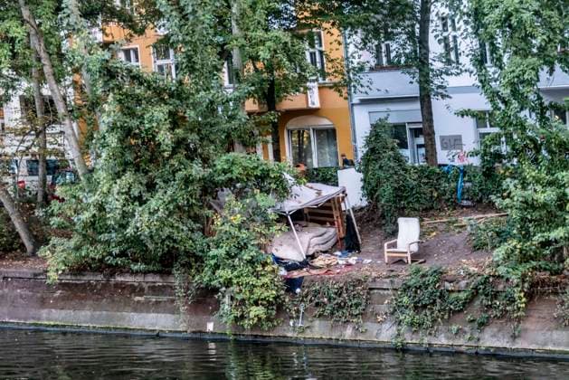 Schlafplatz für Obdachlose am Landwehrkanal, Maybachufer, Berlin Neukölln illegaler Schlafplatz für Obdachlose am Landwehrkanal, Matratzenlager, Maybachufer, Berlin Neukölln *** Sleeping place for homeless people at the Landwehrkanal, Maybachufer, Berlin Neukölln illegal sleeping place for homeless people at the Landwehrkanal, mattress camp, Maybachufer, Berlin Neukölln
