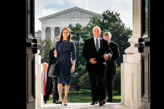 News Bilder des Tages Judge Amy Coney Barrett, President Donald Trump s nominee to the Supreme Court, and Vice President Mike Pence walk up the steps of the Capitol to meet with Senators in Washington, DC on Tuesday, September 29, 2020. Pool  WAXP2020092901 ErinxSchaff