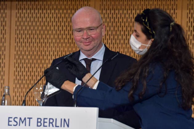 Award ceremony Macher des Ostens 2020 Markus Voigt, President, Verein Berliner Kaufleute und Industrieller VBKI (Association of Berlin Merchants and Industrialists) An employee cleans the microphones, after each speech ceremony of the award ceremony, Macher Ehrenpreis des Ostens in Berlin on 29 09 2020 Photopress Mueller