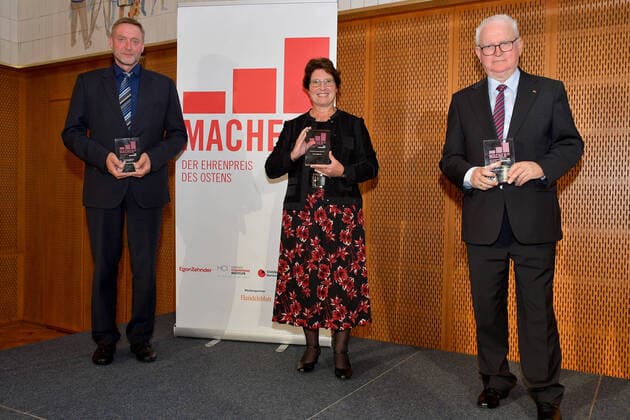 Bilder des Jahres 2020, News 09 September News Themen der Woche KW40 News Bilder des Tages Preisverleihung Macher des Ostens 2020 Preistraeger, Wissenschaft, Prof. Dr. Klaus-Dieter Weltmann, Leibnitz Institut, Prof. Dr. Brigitte Voit, Prof. Dr.-Ing. habil. Klaus Peter Schmitz Festakt zur Preisverleihung, Macher (Ehrenpreis) des Ostens in Berlin am 29.09.2020 *** Award Ceremony Makers of the East 2020 Award Winners, Science, Prof Dr Klaus Dieter Weltmann, Leibnitz Institute, Prof Dr Brigitte Voit, Prof Dr Ing habil Klaus Peter Schmitz Ceremony for the Award Ceremony, Makers of the East Honorary Award in Berlin on 29 09 2020 Photopress Mueller