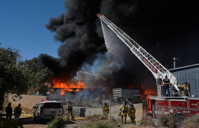 September 29, 2020, Albuquerque, NM, USA: AFR firefighters use a snorkel to fight the fire at the north side of the Friedman Recycling plant. Tuesday, Sept. 29, 2020. Albuquerque USA - ZUMAab1_ 20200929_zaf_ab1_005 Copyright: xJimxThompsonx