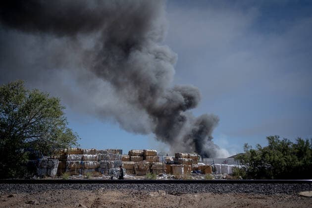 September 29, 2020, Albuquerque, New Mexico, USA: September 29, 2020 Smoke billows from the recycling plant fire near a community of North Valley homes, Tuesday afternoon. Albuquerque USA - ZUMAab1_ 20200929_zaf_ab1_010 Copyright: xAnthonyxJacksonx