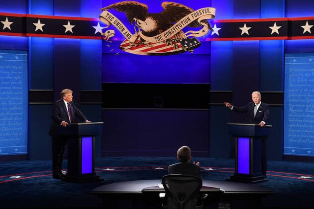 Bilder des Jahres 2020, News 09 September News Themen der Woche KW40 News Bilder des Tages President Donald Trump (L) and Democratic presidential nominee Joe Biden (R), with Chris Wallace moderating, face off in the first of three scheduled 90 minute presidential debates, in Cleveland, Ohio, on Tuesday, September 29, 2020.  CLE20200929580 KEVINxDIETSCH