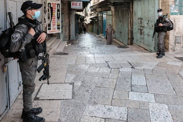 Bilder des Jahres 2020, News 09 September News Themen der Woche KW40 September 30, 2020, Jerusalem, Israel: Policemen and women enforce IsraelÃ¢â‚¬â ¢s second lockdown, which began 18th September, 2020, at the Jaffa Gate. PM Netanyahu clarified lockdown will be in effect for at least a month as hospital Coronavirus wards around the country struggle nearing capacity. Israel has in recent days surpassed even the U.S.A. in Coronavirus deaths per capita. Jerusalem Israel - ZUMAa126 20200930_zap_a126_008 Copyright: xNirxAlonx