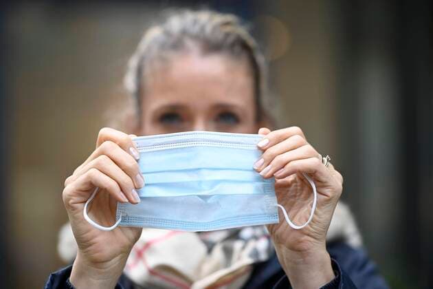Woman putting on face mask, portrait, corona crisis, Stuttgart, Baden Württemberg, Germany, Europe Copyright: imageBROKER/MichaelxWeber ibximw05886850.jpg