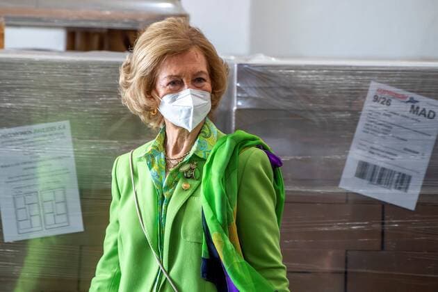 Spain s Queen Sofia visits the premises of Toledo s Food Bank in Toledo, central Spain, 30 September 2020. Queen Sofia was informed on 30 September about the functioning of this Food Bank, which has seen how the COVID-19 pandemic is leading to an increase in the number of entities and people in need of help. Queen Sofia visits Food Bank in Toledo !ACHTUNG: NUR REDAKTIONELLE NUTZUNG!  Copyright: xIsmaelxHerrerox GRAF3025 20200930-637370748147621656