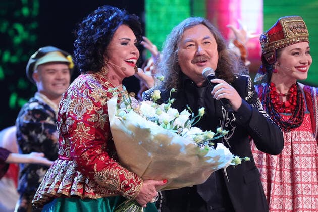 MOSCOW, RUSSIA - SEPTEMBER 30, 2020: Russian singer Igor Nikolayev (R front) performs during a concert marking the 70th birthday of Nadezhda Babkina (L front), Russian singer and artistic director of the Russkaya Pesnya Russian Song Moscow State Folklore Music Theatre. Mikhail Tereshchenko TASS  TS0E90D0
