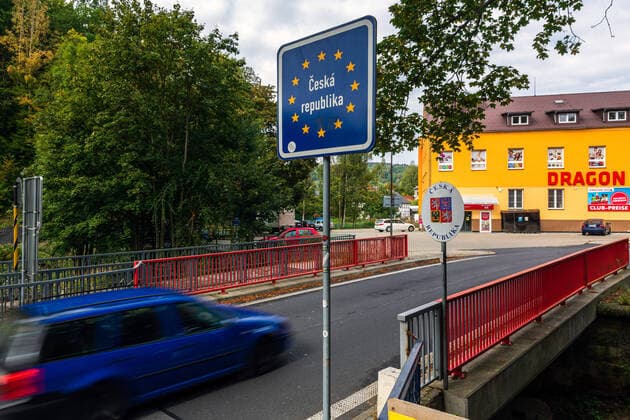 30 09 2020, Germany,Saxony, , Saxon Switzerland,Sebnitz View of the border crossing into the Czech Republic New quarantine regulations apply at the border with the Czech Republic due to increased corona infection r