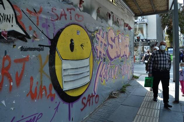 October 1, 2020, Ankara, Turkey: A man wearing a protective face mask walks past a graffiti in Cankaya district amid the coronavirus (COVID-19) outbreak. Turkish Minister of Health Fahrettin Koca admitted on September 30 that asymptomatic cases of the coronavirus are deliberately excluded from daily reports. The minister s statement came after the revelation of a document showing nearly 20 times more cases than the official daily figures. Ankara Turkey - ZUMAg241 20201001_zip_g241_014 Copyright: xAltanxGocherx